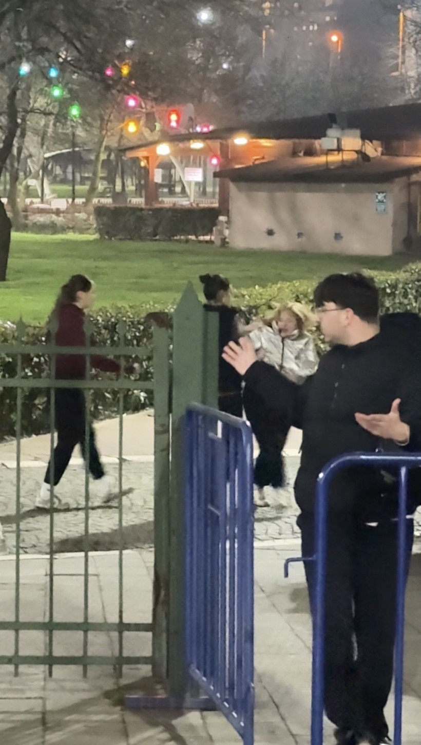 Okul değil boks ringi: Kızlı erkekli gruplar saç saça baş başa kavga etti - Resim: 5