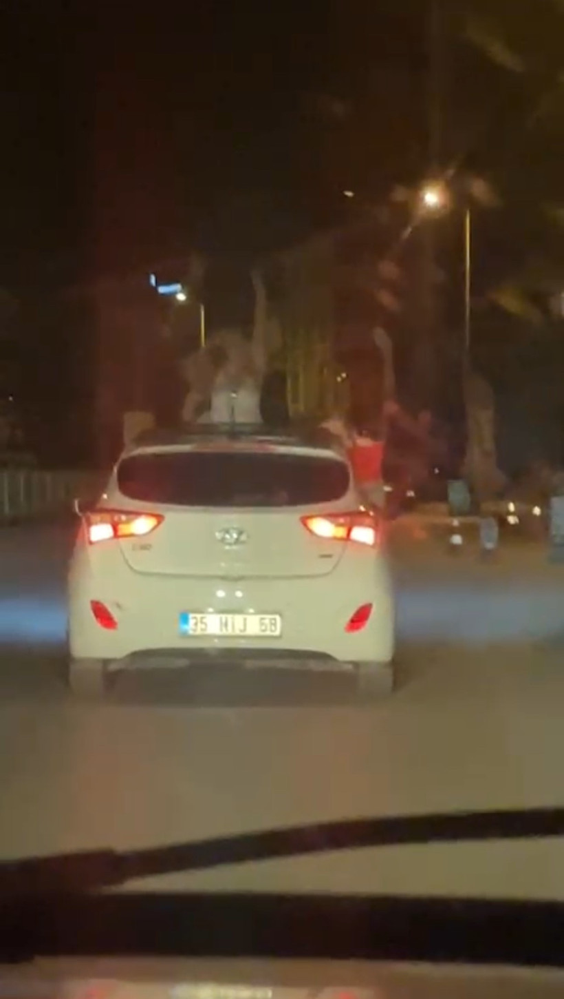 Karabük'te trafikte akılalmaz Olay: Otomobilin tavanında dans ettiler - Resim : 3