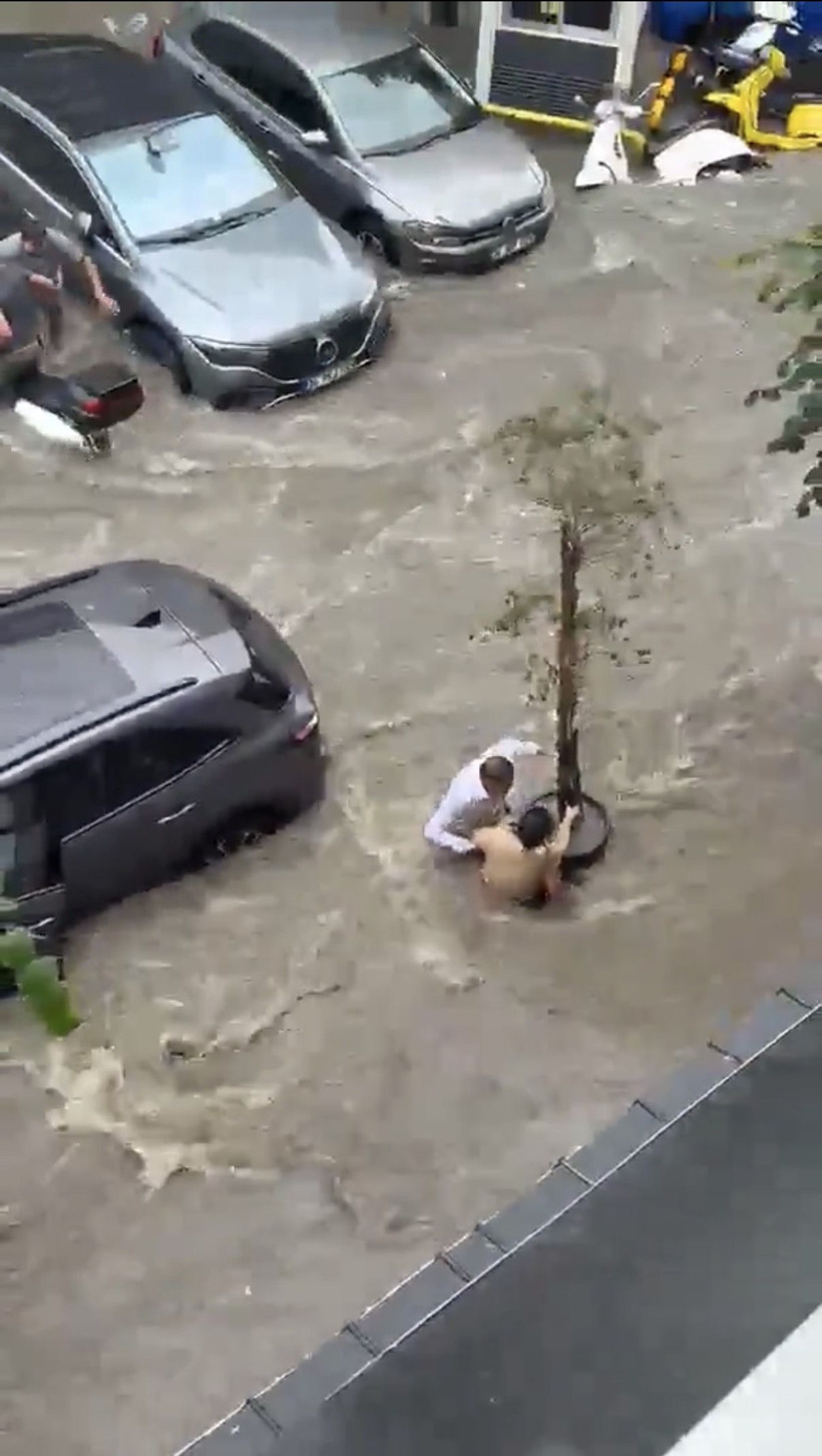 İstanbul’da korku dolu dakikalar: Sel sularına karşı direnen hayatlar - Resim: 5