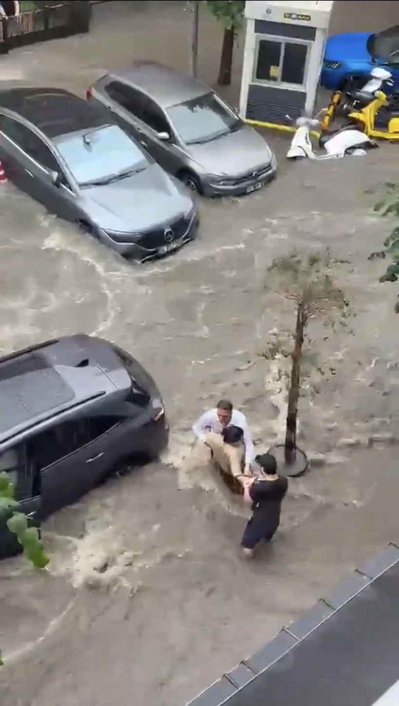 İstanbul’da korku dolu dakikalar: Sel sularına karşı direnen hayatlar - Resim: 1