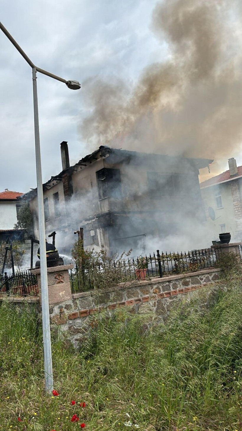 Lüks villa alevlere teslim oldu. Ayvacık'ta tatil beldesinde korkutan yangın - Resim : 3