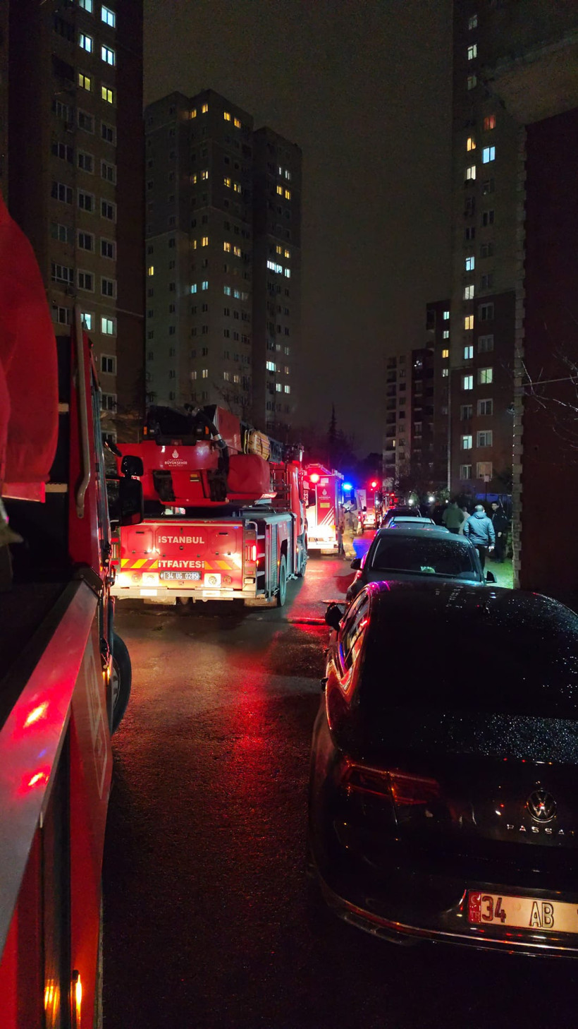 Elektrikli araba bomba gibi patladı: Yurttaşlar sokaklara d&ouml;k&uuml;ld&uuml; - Resim : 4