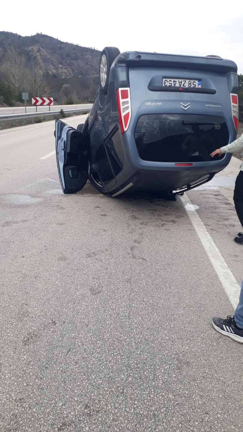 Reşadiye-Koyulhisar yolunda feci kaza: Araç ters döndü - Resim : 2