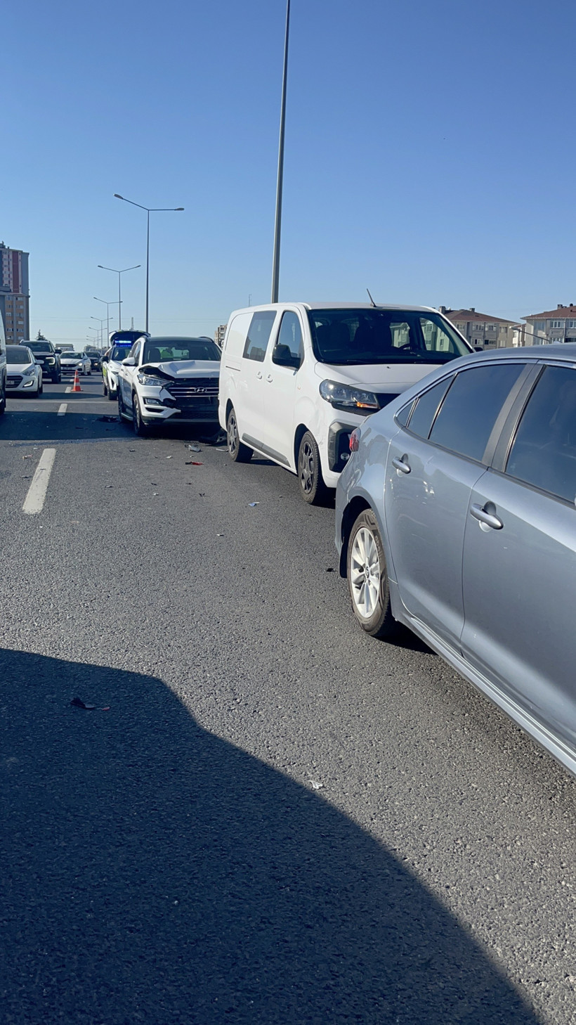 İki kilometre arayla aynı kabus: 8 araçlık zincirleme kaza: 2’si asker 3 yaralı - Resim : 2