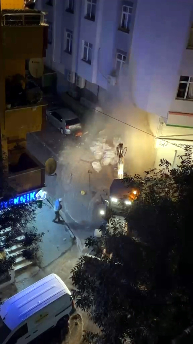 İSKİ çalışmasında ana su hattı patladı: 4 mahalle susuz kaldı - Resim : 1