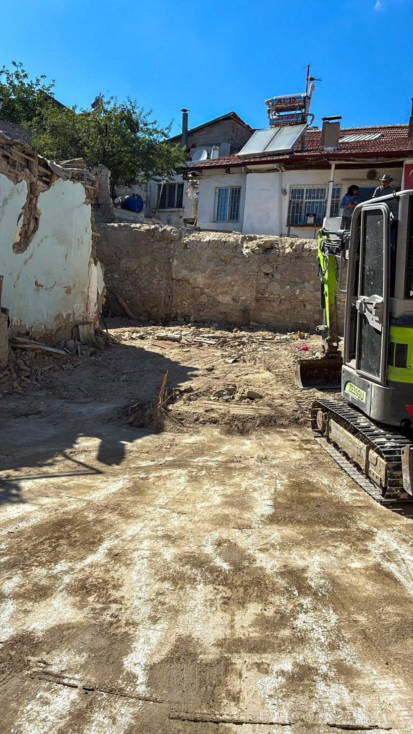 Can güvenliğini tehdit eden bina kontrollü şekilde yıkıldı - Resim : 1