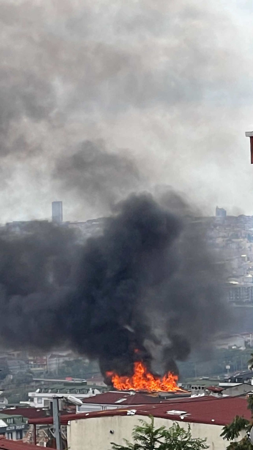 Avcılar’da yangın: Bina tahliye edildi: Mahalle sakinleri sokağa döküldü - Resim: 1