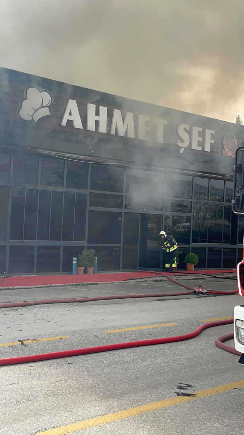 Dumanlar tüm şehirden göründü: Ünlü bulvardaki restoran alevlere teslim oldu - Resim: 9