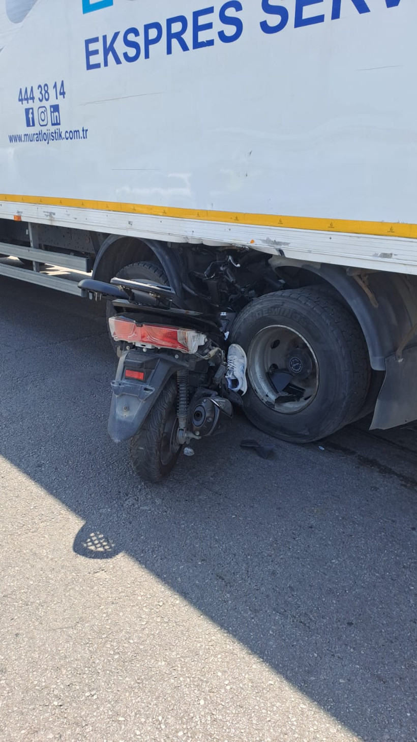 Samsun’da acı haber: Emekli polisin motosikleti kamyonun arasına sıkıştı - Resim : 1