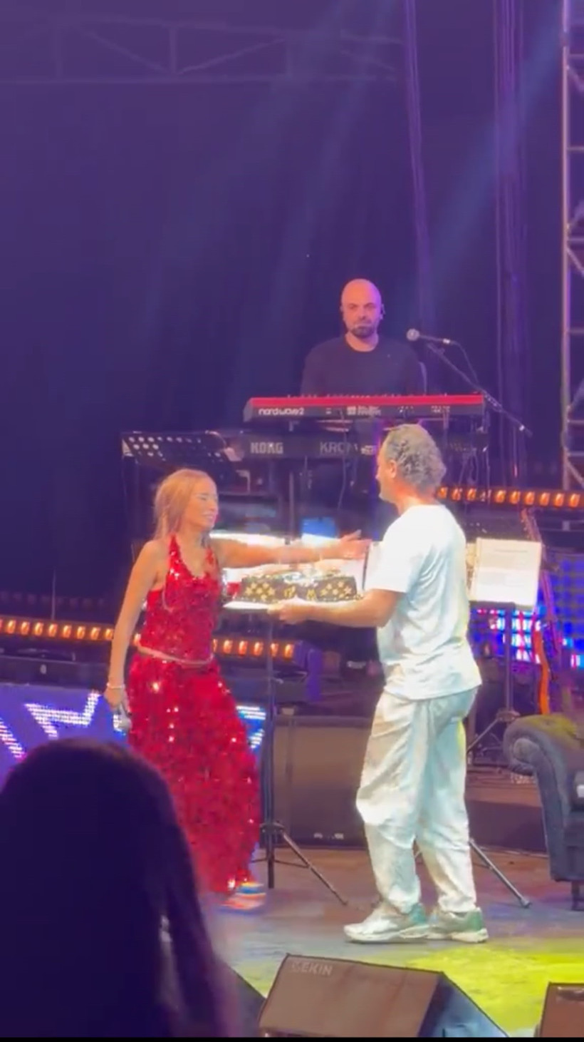 Yıldız Tilbe’ye Bursa konserinde doğum günü sürprizi: "Biten bir ömrün neyini kutlayacağım?" - Resim : 1
