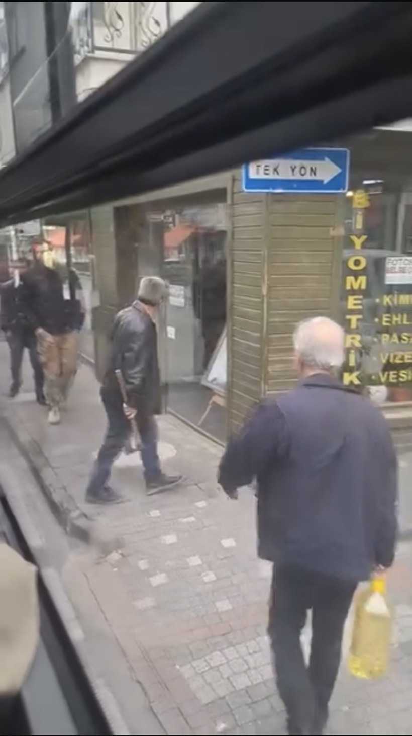 Yolcular çığlık çığlığa kaldı: Kamyonetten baltayla indi - Resim : 1