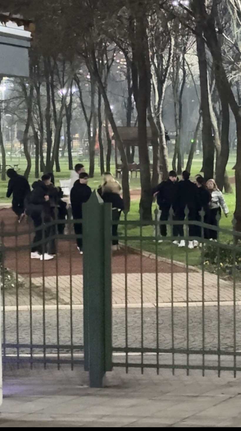 Okul değil boks ringi: Kızlı erkekli gruplar saç saça baş başa kavga etti - Resim: 1