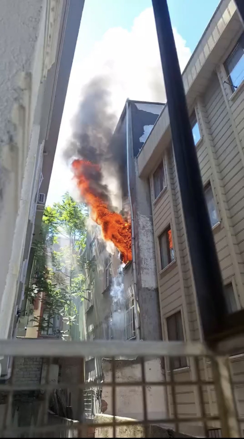 Derin dondurucudan çıkan kıvılcım evi kül etti - Resim : 1
