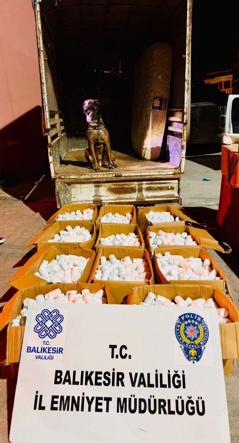 Ev eşyalarının arasından 144 bin 900 uyuşturucu hap çıktı - Resim : 1