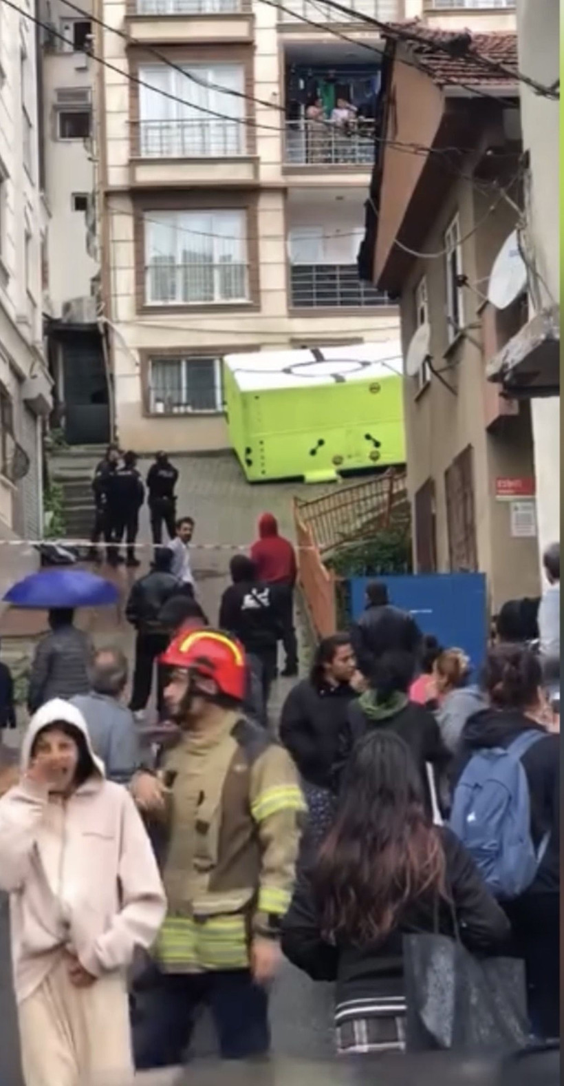 Eşi eve dönmeyince çatıya çıktı: Film izler gibi izlediler - Resim: 2