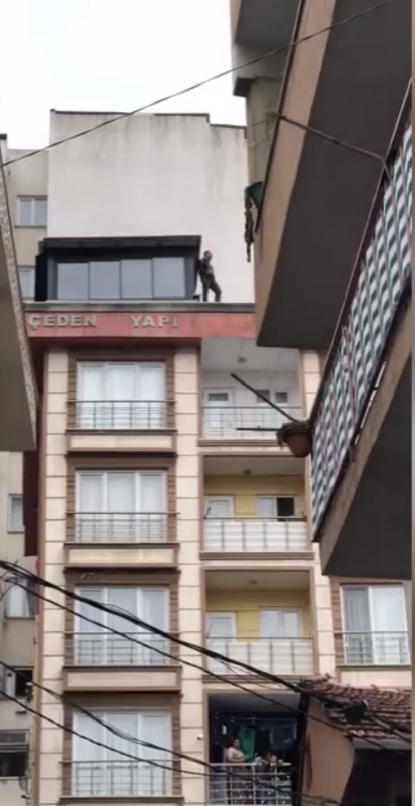 Eşi eve dönmeyince çatıya çıktı: Film izler gibi izlediler - Resim: 7