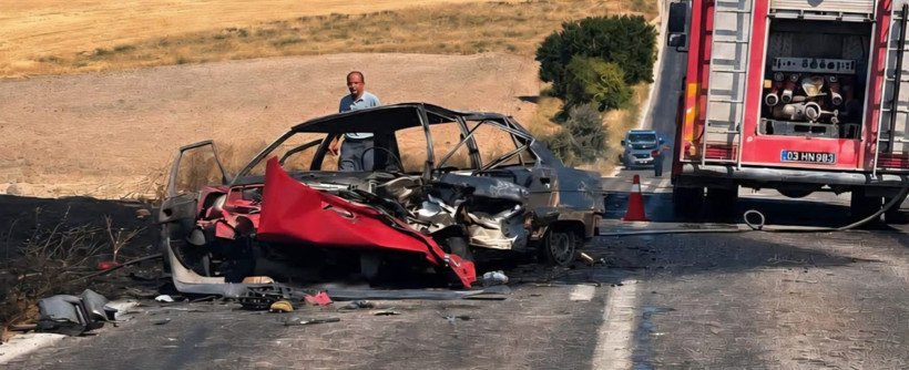 Adana'daki kazada araç küle döndü: Alev topunun arasından iki kişi kurtarıldı - Resim : 1