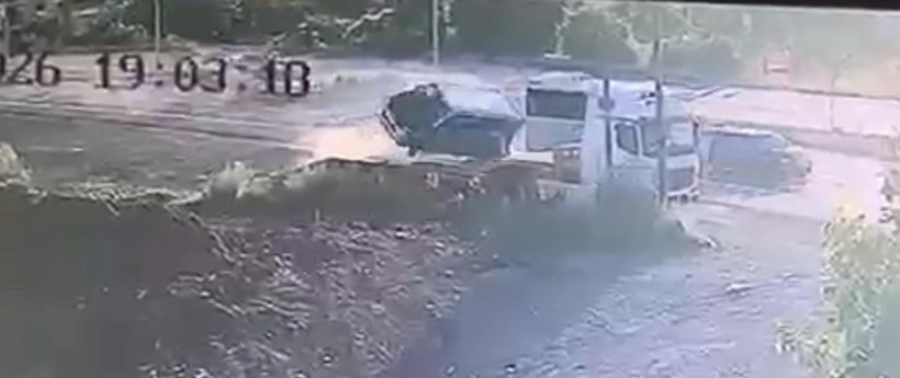 Tekirdağ’da feci kaza: Takla atıp TIR’a çarptı: Kamera anbean kaydetti - Resim : 2