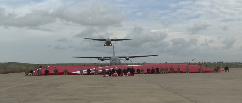 G&ouml;ky&uuml;z&uuml;nde tarihi rekor: 661 metrekarelik T&uuml;rk Bayrağı ile atlayış - Resim : 2