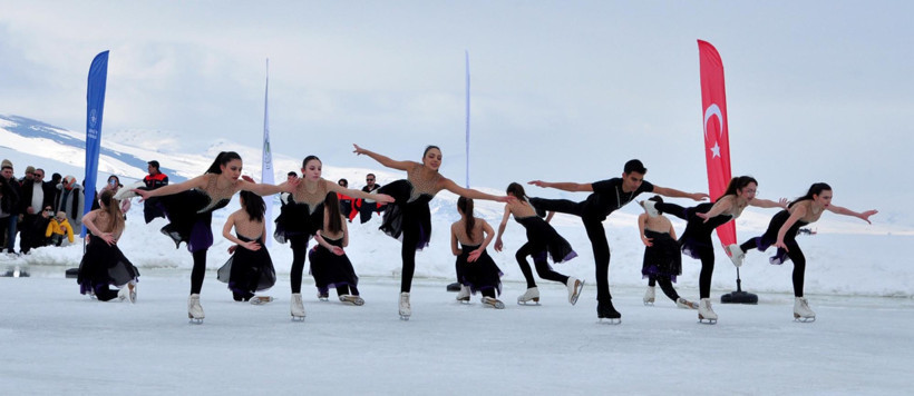 Donmuş Çıldır Gölü'nde buzdan şölen: Artistik patenciler mest etti - Resim : 2
