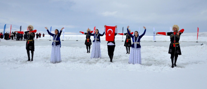 Donmuş Çıldır Gölü'nde buzdan şölen: Artistik patenciler mest etti - Resim : 8
