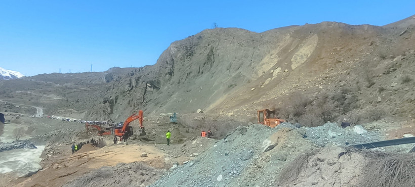 Heyelan vurdu, ekipler seferber oldu - Resim : 4