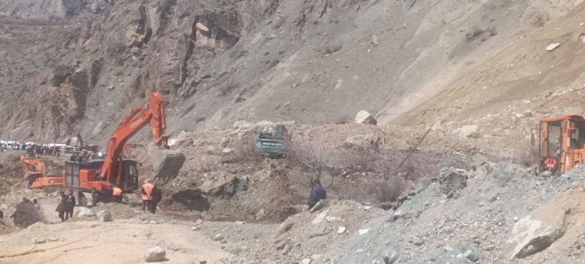 Heyelan vurdu, ekipler seferber oldu - Resim : 1