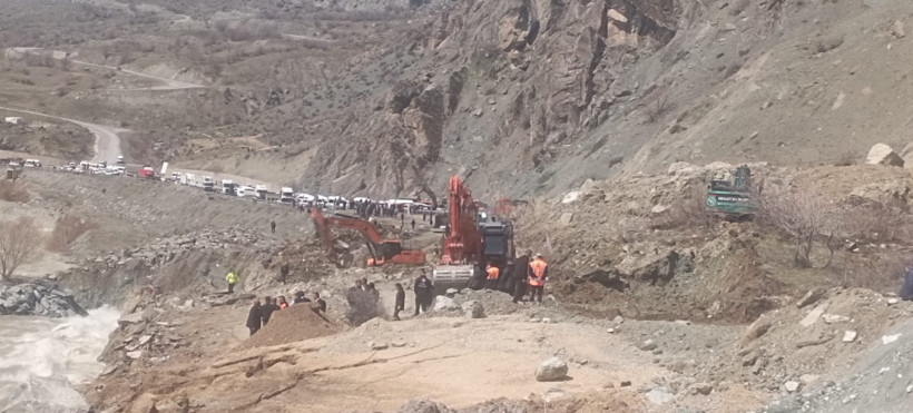 Heyelan vurdu, ekipler seferber oldu - Resim : 2