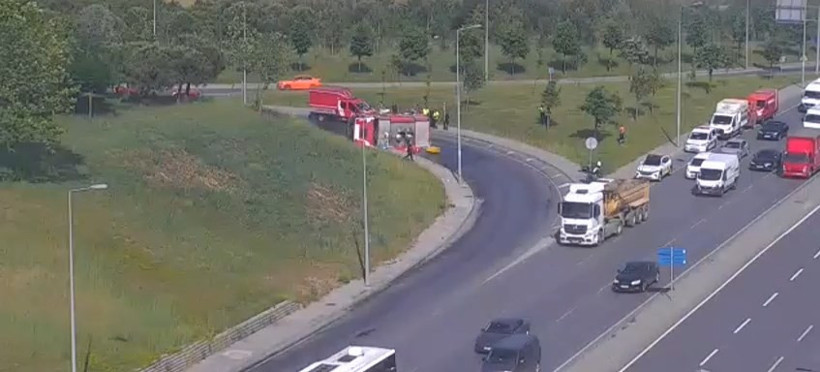 Yangına giden itfaiye aracı devrildi: İstanbul’da görünmez kaza: Trafik kilitlendi - Resim : 4