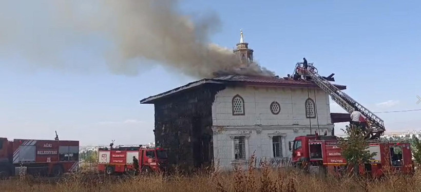 Henüz açılmayan cami alev aldı: İtfaiye ve polis olay yerine sevk edildi - Resim: 2