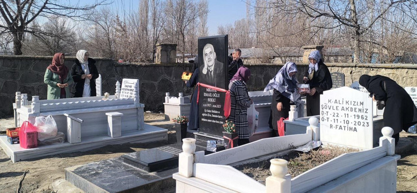 Iğdır&rsquo;da &ouml;l&uuml;ler bayramı: Mezarlık doldu taştı - Resim : 2
