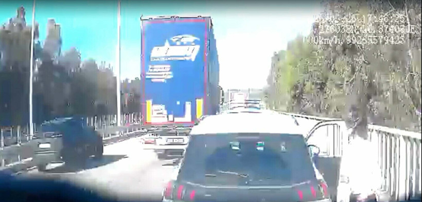 Çeşme Otoyolu’nda dehşet anları: Görevi başındaki Uzman Çavuşa TIR çarptı - Resim : 3