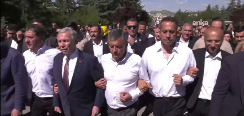 Özgür Özel on binlerle birlikte Anıtkabir'de - Resim : 1