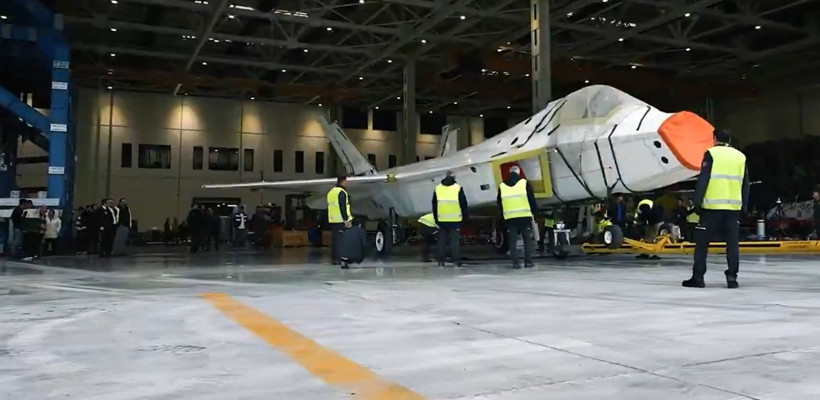 Milli muharip uçak KAAN’dan tarihi kare: Çelik kanatların gövde gösterisi - Resim: 1