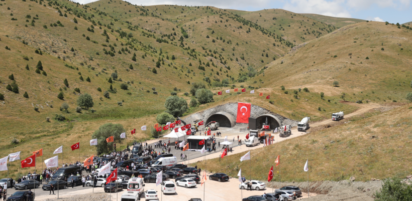 O geçitteki 13 keskin viraj tarih oluyor: Sürücülerin kabusu olan yol 5 dakikaya inecek - Resim: 1