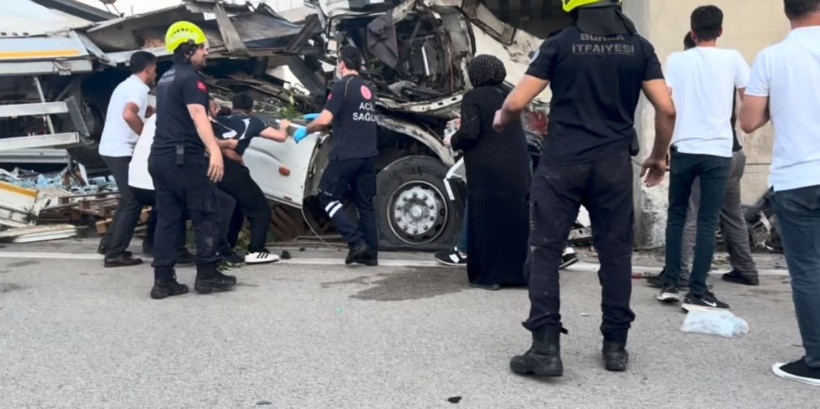 TIR beton bloğa ok gibi saplandı: Bariyerler bile durduramadı - Resim : 1