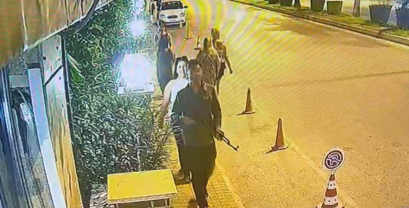 Turizm merkezinde korku dolu dakikalar: Elinde tüfekle sokakta dolaştı - Resim : 1