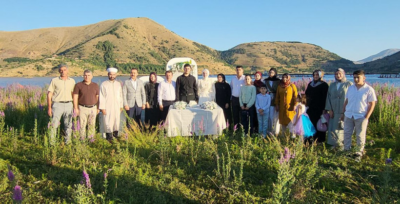Çat Barajı'ndaki yüzen adalar bir ilke sahne oldu: Nikah kıyıldı - Resim : 1