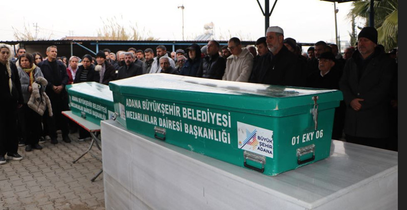 Çocuklarının tabutuna sarılan annenin feryadı: ‘onları kimseye bırakmam’: Yürekleri dağladı - Resim : 7