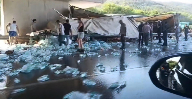 TIR beton bloğa ok gibi saplandı: Bariyerler bile durduramadı - Resim : 4