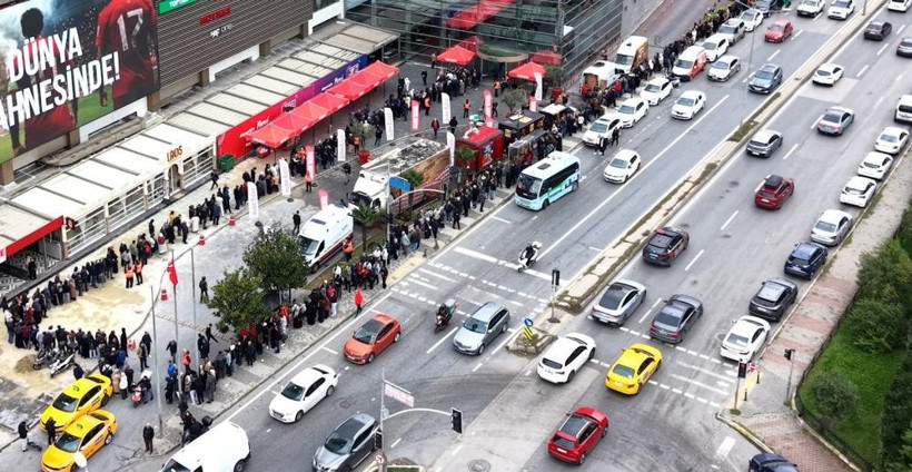 İstanbul’da market açılışında indirim izdihamı: 60 bin kişi kuyruk oluşturdu - Resim : 1