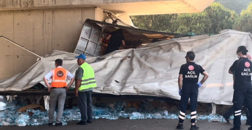 TIR beton bloğa ok gibi saplandı: Bariyerler bile durduramadı - Resim : 3