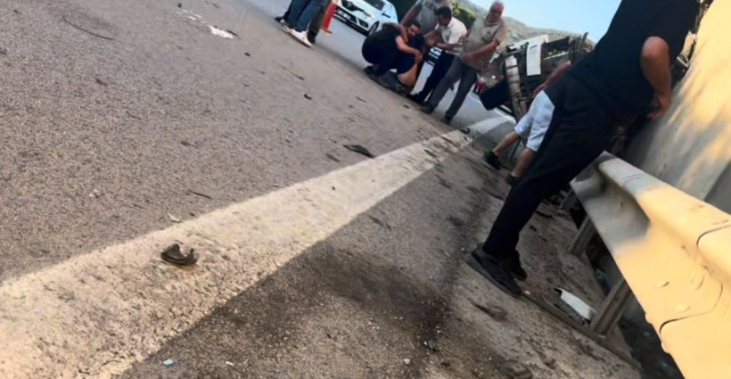 TIR beton bloğa ok gibi saplandı: Bariyerler bile durduramadı - Resim : 5