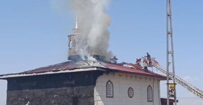 Henüz açılmayan cami alev aldı: İtfaiye ve polis olay yerine sevk edildi - Resim: 1
