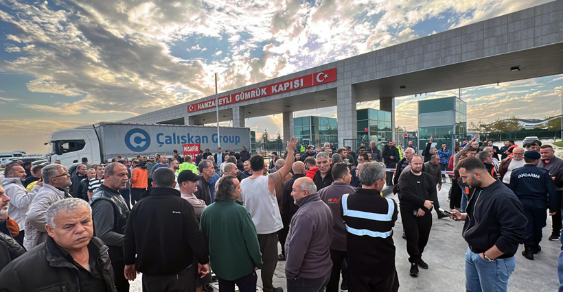 Edirne’de TIR sürücüleri sınırda eylem yaptı: Kontak kapatıp yolu trafiğe kapattılar - Resim : 1
