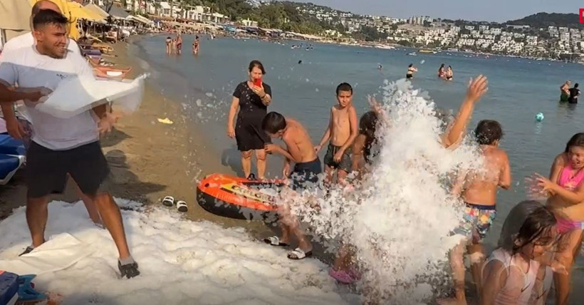 Bodrum'da termometreler patladı: İşletmeci sahili buzla doldurdu - Resim: 8