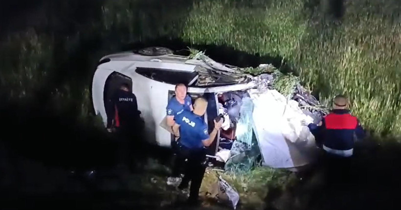 Ağrı'da tek şeritli yolda can pazarı: 4'ü ağır 6 kişi yaralandı - Resim : 1