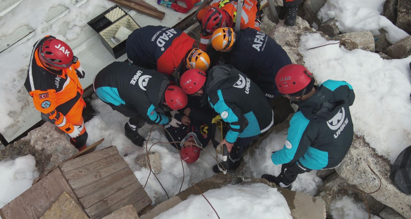 Çöken çatıda zamana karşı yarış: Enkaz altında can pazarı: Erzurum’da nefes kesen anlar - Resim: 11