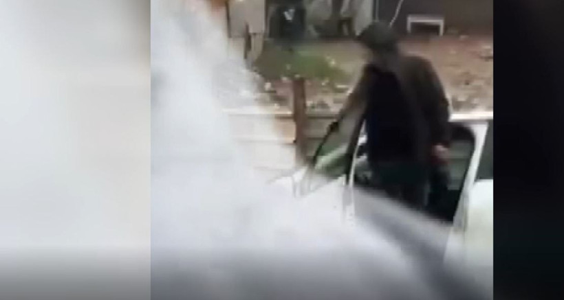 Çöken yolda flaş hareket: Sürücü ve yolcudan ilginç önlem - Resim: 1