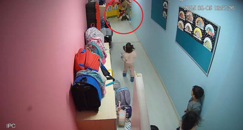 Tekmeci &ouml;ğretmenin cezası belli oldu: Mahkeme kamera g&ouml;r&uuml;nt&uuml;lerini delil saydı - Resim : 2